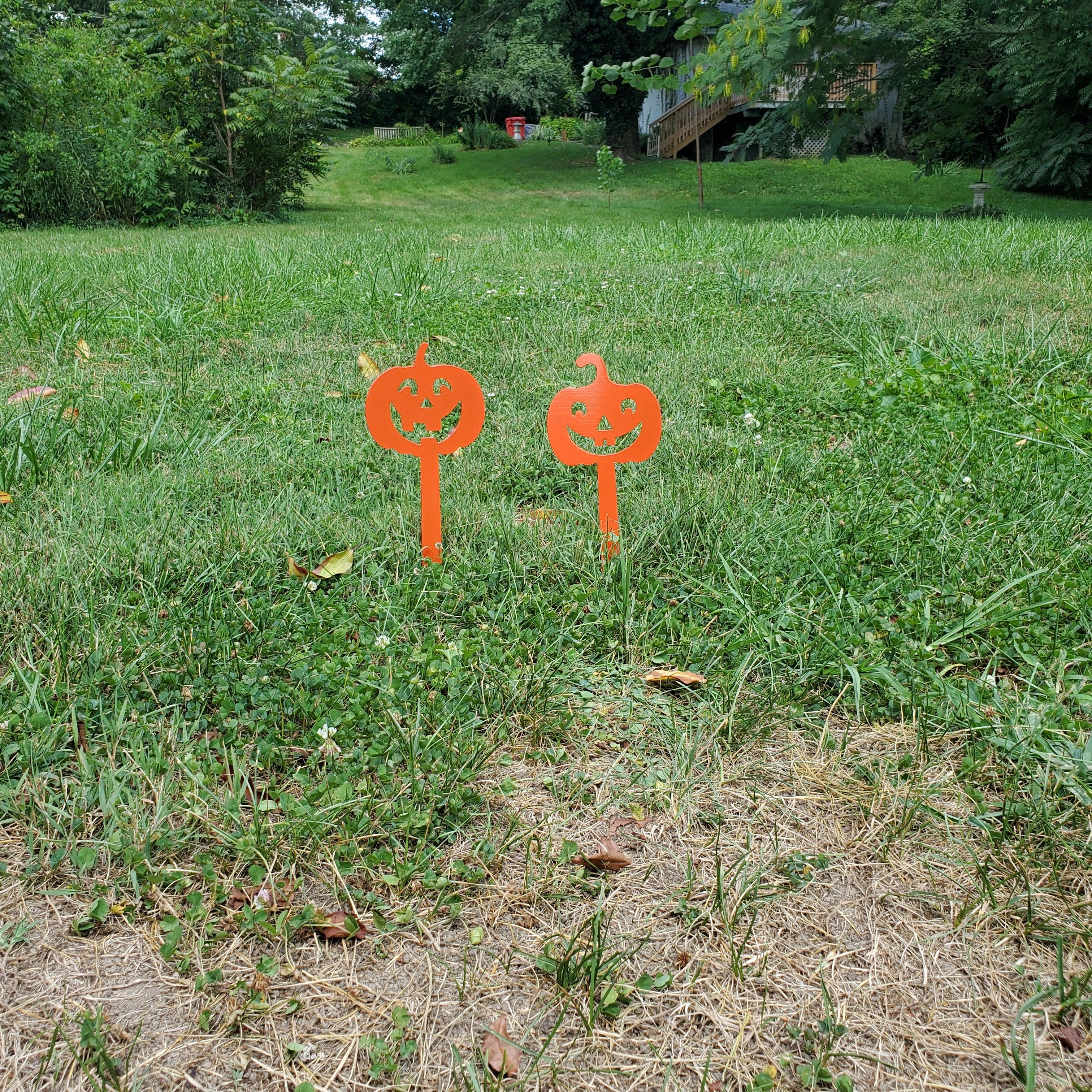 Set of 2 Pumpkin Yard Stakes – Outdoor Metal Halloween Lawn Decor – Powder Coated Steel Jack O Lanterns