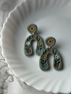 Floral Horseshoe, in Sage
