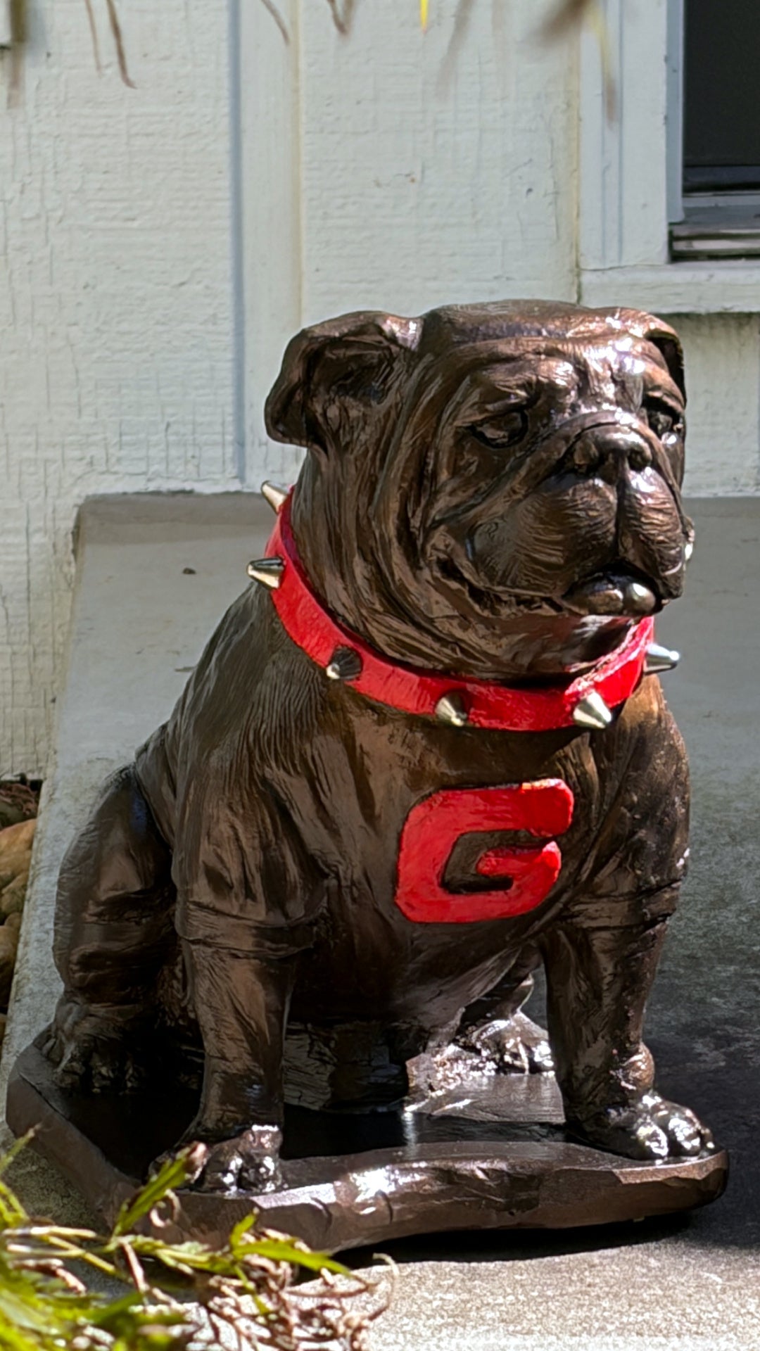Bronze Metal Coating, Georgia Bulldogs Mascot Stone Sculpture for Garden, Yard, Home Decor and Porch.