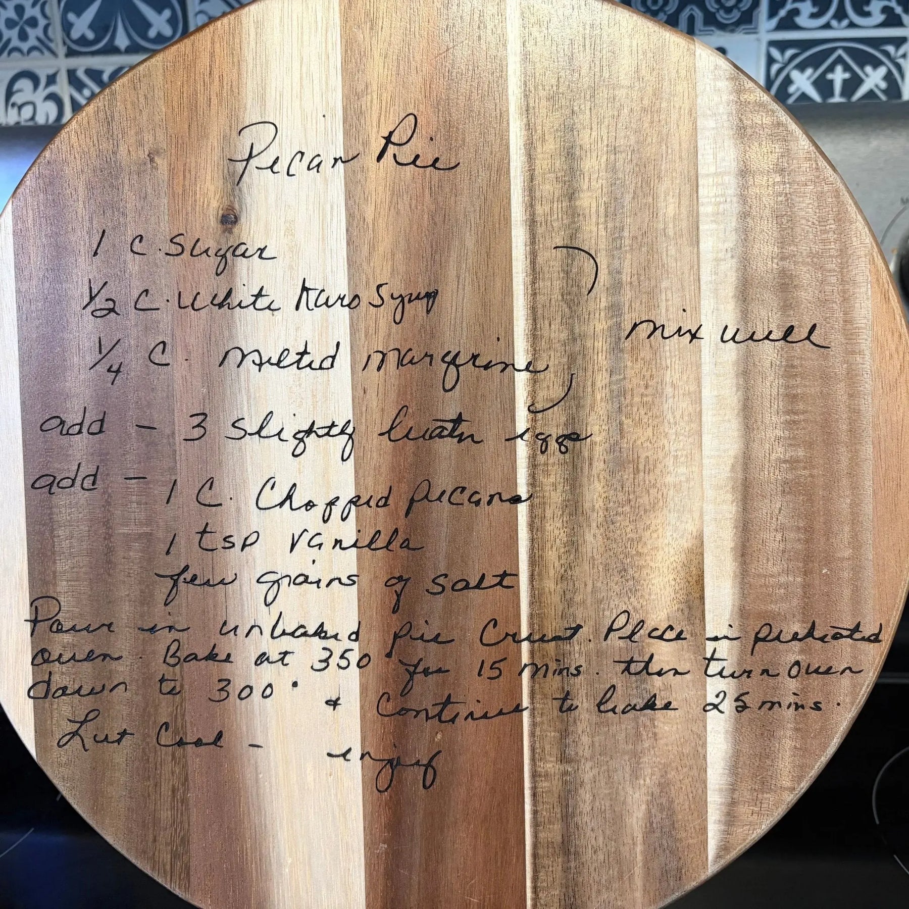 Handwritten Pecan Pie Recipe Engraved Cutting Board: Personalized Kitchen Decor