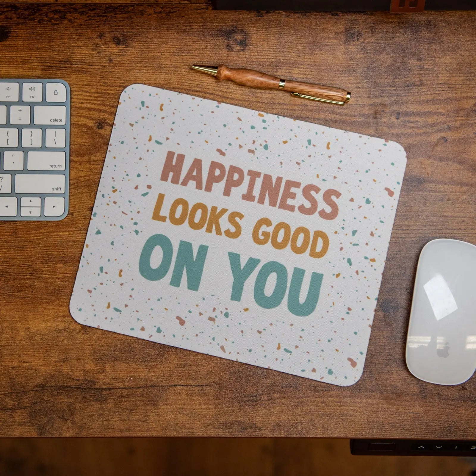 Happiness Looks Good on You - Mouse Pad Still Magnolia