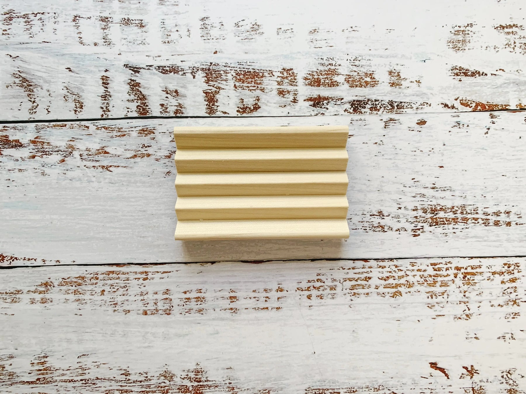 Single wooden soap dish with multiple ridges for drainage
