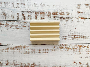 Single wooden soap dish with multiple ridges for drainage