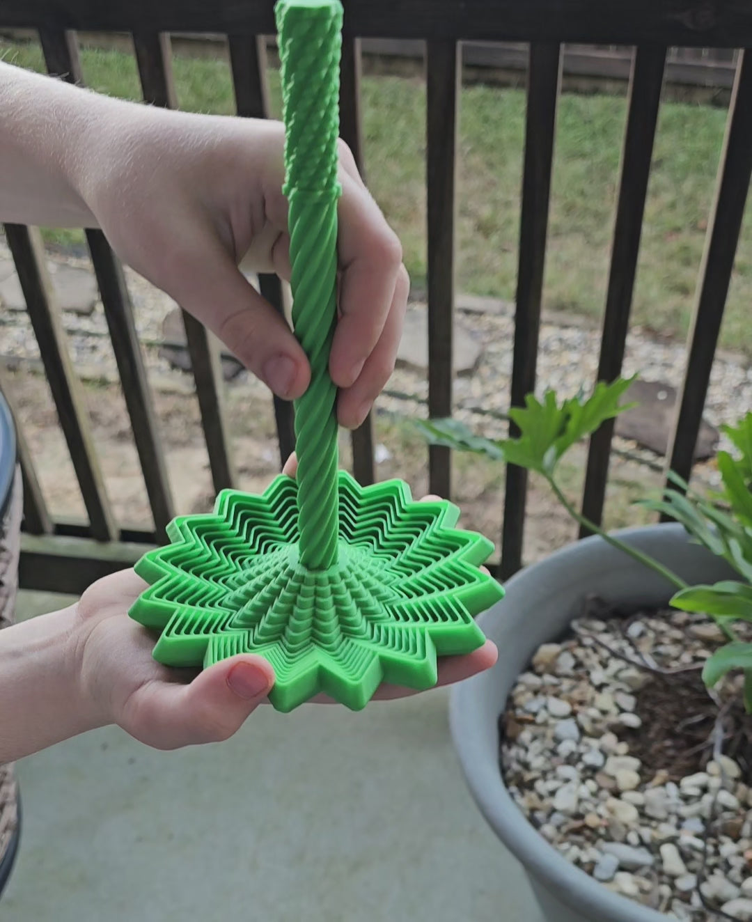 Dhalia Twisting Star Fidget Spinner – Sliding Spiral Column Sensory Toy | ADHD Focus Desk Spinner